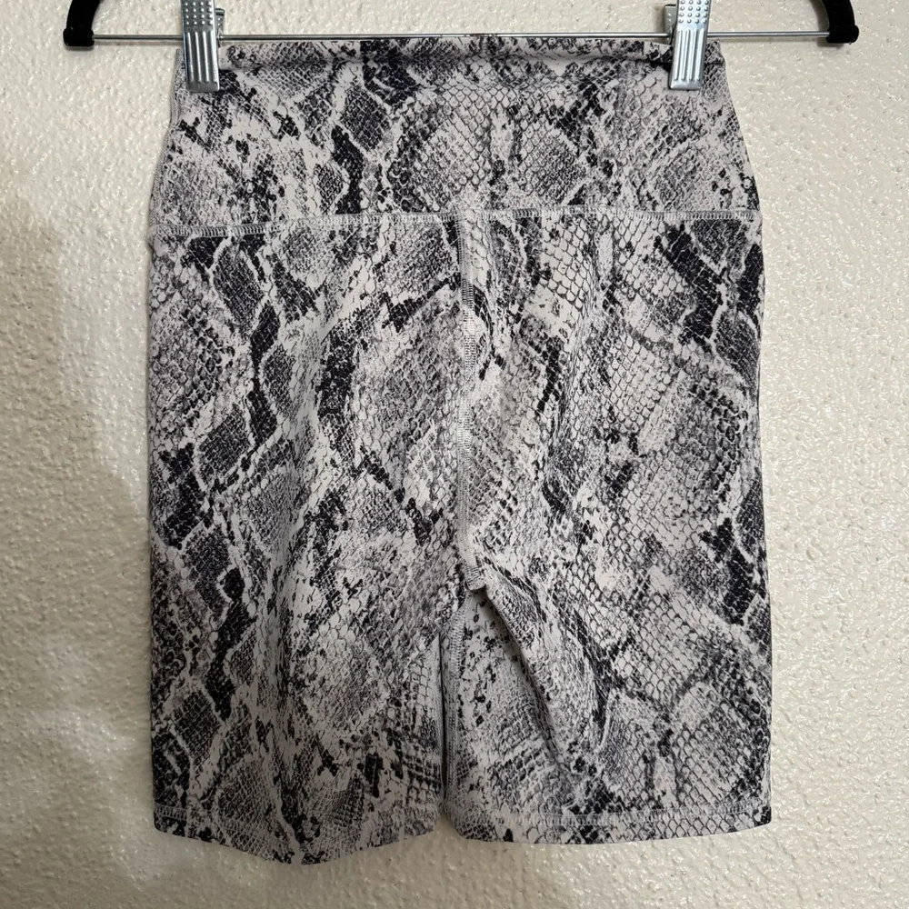 Alo Yoga High Waist Vapor Biker Shorts Python Snake Print Grey Size Small